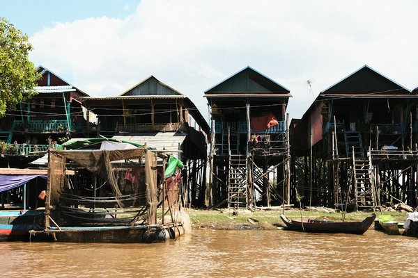 Comment planifier un séjour dans une maison flottante sur le lac Tonlé Sap au Cambodge ?